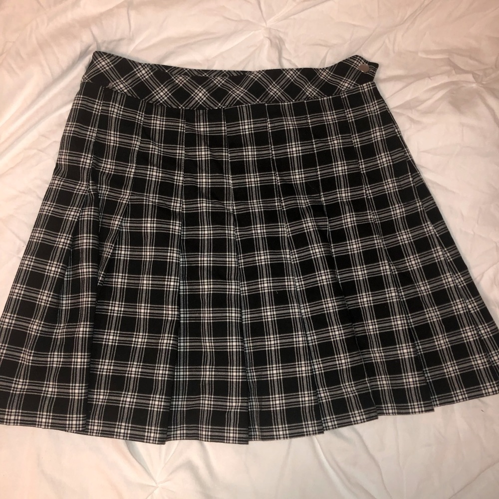 SOLD. Super cute plaid pleated skirt size 6